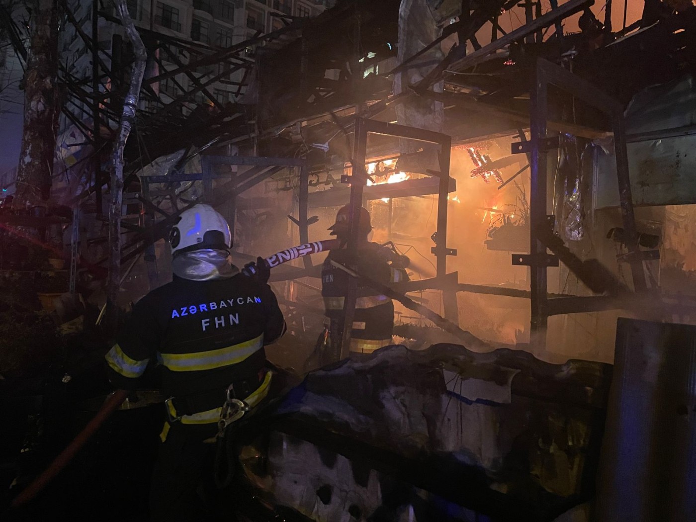 "Ağ çiçəyim" mağazası yanaraq külə döndü (FOTO)